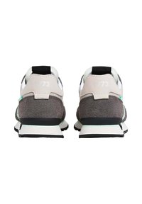 Tenisky s hornou časťou z šedého semišu a bielej sieťoviny, ktoré majú čierny pätkový diel a akcenty v mentolovej zelenej farbe. Zadný pohľad zdôrazňuje detail '1973'.