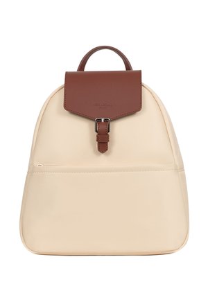 Crèmekleurige rugzak met een donkerbruine lederen klep en gespafsluiting, en een klein handvat aan de bovenkant.