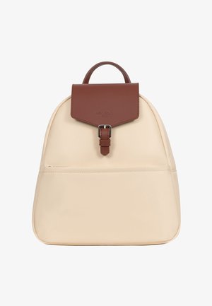Sac à dos couleur crème avec rabat en cuir marron foncé et fermeture à boucle, ainsi qu'une petite poignée sur le dessus.