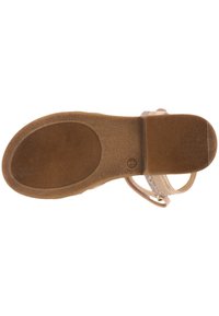 Vaaleanruskea sandaalin pohja, jossa on texturoitu kumimateriaali, pyöreä muoto ja hillityt kimaltavat yksityiskohdat remmissä.