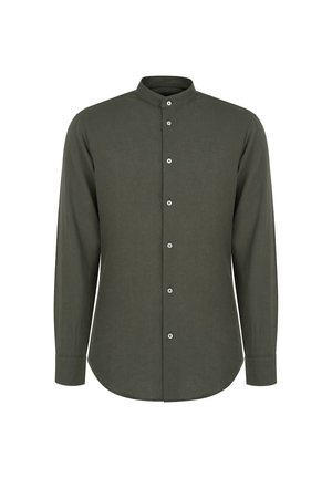 Oliwkowa koszula z długim rękawem z kołnierzykiem mandarynkowym, z zapięciem na guziki z przodu i gładkim, teksturowanym materiałem. Zaokrąglony dół.