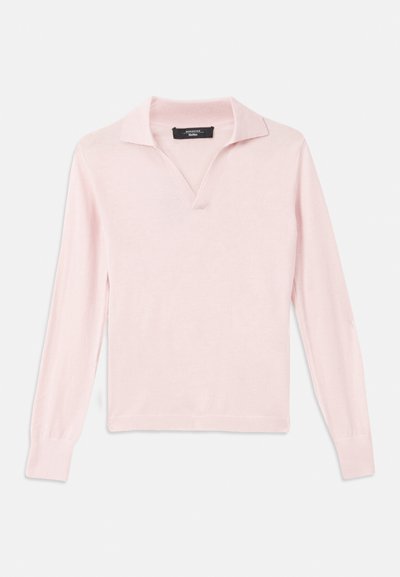 Svetlý ružový pulóver s dlhými rukávmi a polo golierom, s výstrihom do V a rebrovanými manžetami a lemom. Hladká textúra, vyrobený z mäkkého materiálu.