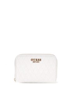 Hvid quiltet pung med guldhardware, der har et præget "GUESS EST. 1981" logo. Lynlåslukning og detaljer med diamantmønster.