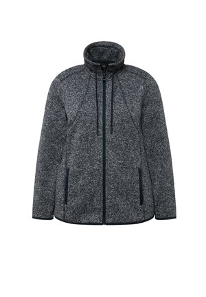 Giacca in pile grigia scura con colletto alto, chiusura con zip e due tasche laterali. Presenta un aspetto testurizzato e accenti in contrasto blu navy.