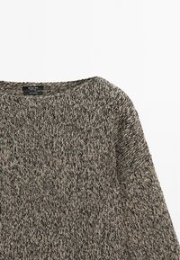 Maglione a maglia melangiato grigio e nero con scollatura rotonda e maniche lunghe, realizzato in 100% cashmere.