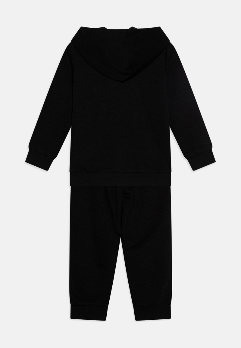 Schwarzes Sweatpants- und Hoodie-Set aus weichem Stoff. Der Hoodie hat eine Kängurutasche und gerippte Bündchen. Elastischer Bund an den Hosen für zusätzlichen Komfort.