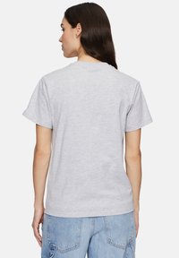Camiseta de algodón gris con mangas cortas y cuello redondo clásico, que presenta un diseño simple y una textura suave. Vista trasera mostrada.