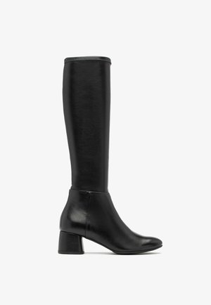 Czarne kozaki do kolan wykonane z fakturowanej skóry. Oferują gruby blokowy obcas i zaokrąglony czubek z gładkim krawędzią.