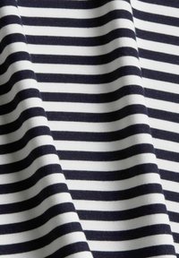 Tessuto di cotone con strisce blu navy e bianche uniformemente distanziate. La texture è liscia con una leggera elasticità e una sottile lucentezza.