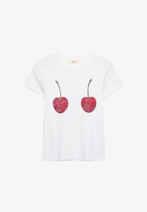 T-shirt bianco a maniche corte con due ciliegie rosse e steli verdi stampati sul davanti, realizzato in morbido tessuto di cotone.