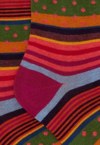 Calzini multicolore con motivi a righe e pois. Materiale in maglia, con colori variabili tra cui accentuano il rosa, il verde, l'arancione e il blu.
