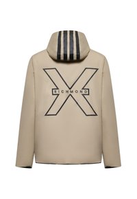 Giacca beige con cappuccio, caratterizzata da tre strisce nere verticali e un grande "X" nera con il testo "Richmond" sulla parte posteriore.