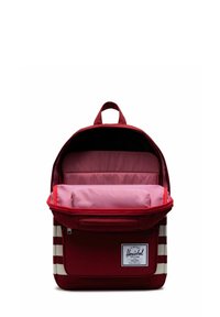 Sac à dos rouge avec des accents à rayures blanches. L'intérieur est doté d'une doublure rayée rouge et blanche. La texture du tissu est lisse et durable.