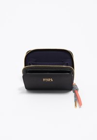 Czarny skórzany portfel z złotymi akcentami. Posiada zamek błyskawiczny, teksturowane wykończenie oraz wewnętrzne kieszonki na karty. Logo marki widoczne z przodu.