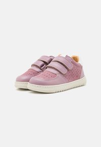 Sneaker in pelle rosa con dettagli perforati, doppie strisce in velcro e un accento bianco sul tallone. Presenta una suola in gomma texture color crema.