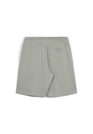 Shorts en coton gris clair avec une ceinture élastique, dotés d'une poche unique à l'arrière et d'une coupe décontractée. Texture lisse et design simple.