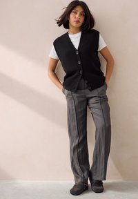 Next BUTTON FRONT TANK - REGULAR FIT - Liemenė - black