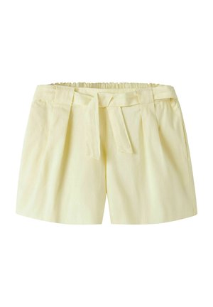 Lysegule høytlivsshorts med stoffbelte, sidelommer og elastisk midje på hvit bakgrunn.