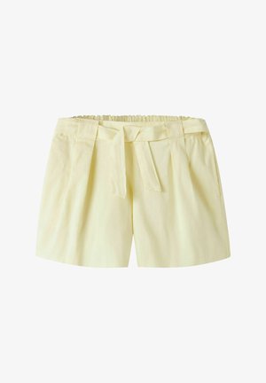 Jasnożółte szorty z wysokim stanem, materiałowym paskiem, bocznymi kieszeniami i elastyczną talią na białym tle.