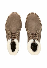 Hnědé semišové kotníkové boty s umělým kožíškem, ploché tkaničky a kontrastní šití. Zaoblená špička a polstrovaná stélka pro pohodlí.