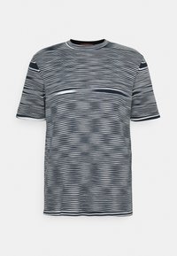 Camiseta de manga corta con rayas horizontales en azul marino y blanco, con un escote redondo y un ajuste relajado.