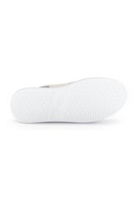 Witte rubberen sneakerzool met een gestructureerd cirkelpatroon. Heeft een licht verhoogd logo en een glad middenstuk. Lichtgewicht ontwerp.
