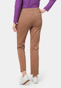 GOLDNER TRAGEANGENEHME CARLA MIT GLÄNZENDER OBERFLÄCHE - Broek - milk coffee
