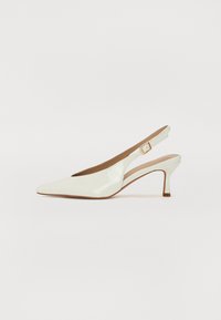 Zapatos de tacón slingback de charol blanco con punta afilada, tacón bajo y correa ajustable que presenta un acento de hebilla en tono dorado.