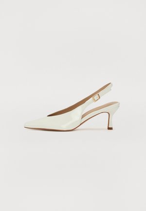 Bílé lakované slingback lodičky s špičatou špičkou, nízkým podpatkem a nastavitelným páskem s akcentem ve zlatém tónu.