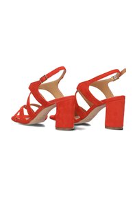 Rode suède hoge-hakken sandalen met een gedurfde blokhak, open teenontwerp en meerdere kruislings lopende banden aan de bovenkant, voorzien van een verstelbare enkelband.