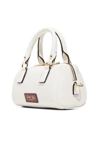 Borsa bianca e texturizzata con doppio manico, accessori in oro e zip. Presenta una toppa con logo marrone scuro sulla parte frontale e una silhouette curva.