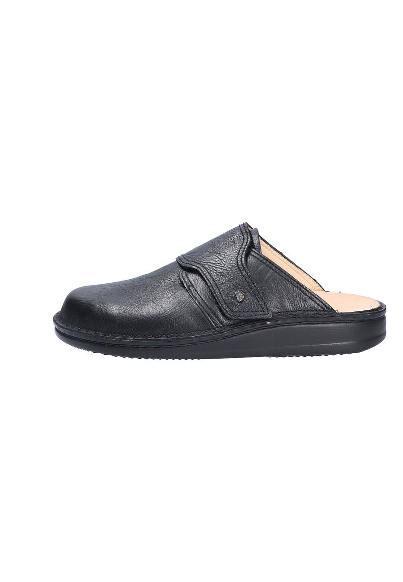 Chaussure noire en cuir à enfiler avec une finition texturée, large lanière sur le dessus et semelle en caoutchouc plate pour le confort.