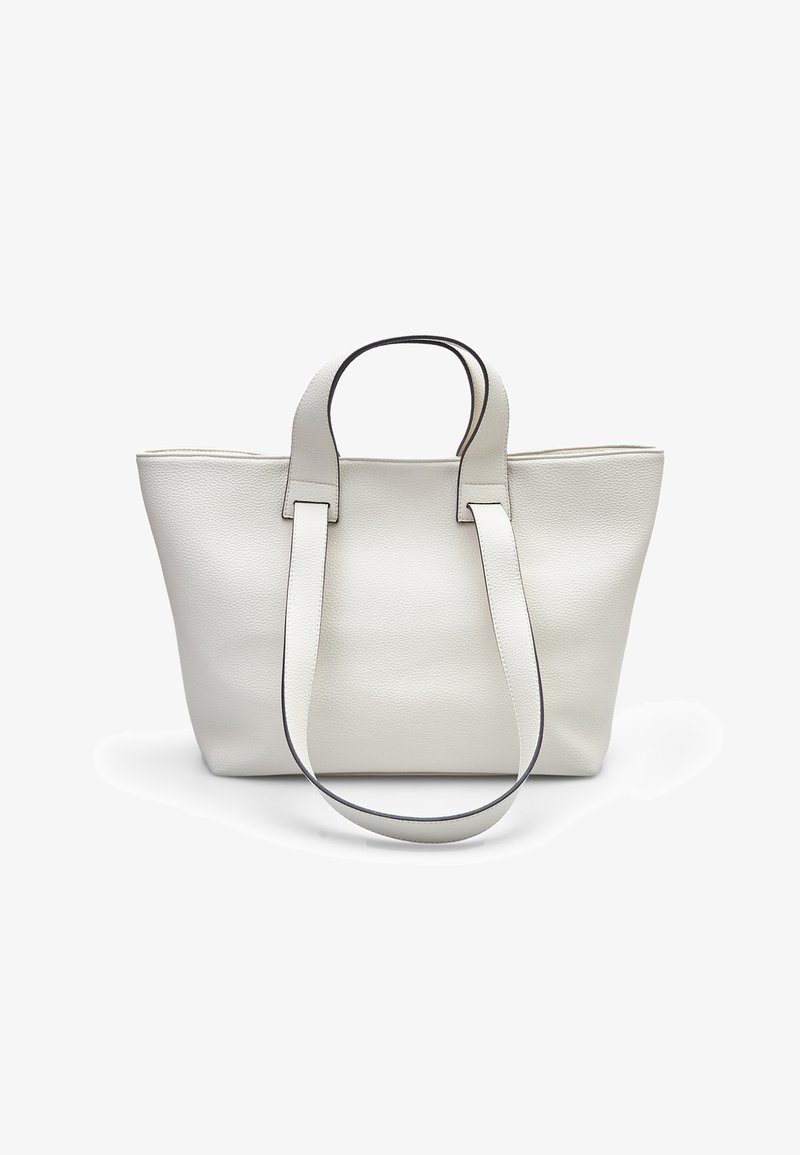 Borsa tote bianca in pelle con due manici, forma rettangolare, finitura testurizzata e cuciture a contrasto lungo i bordi dei manici.