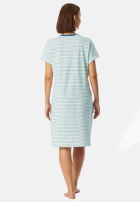 Vestaglia a righe in azzurro chiaro e bianco, con maniche corte e scollatura rotonda con bordo a contrasto blu. Design di media lunghezza.