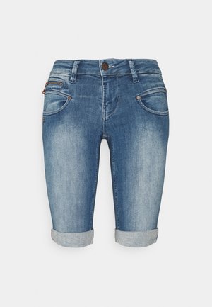 Shorts di jeans blu con orlo risvoltato, dotati di tasche frontali, chiusura con bottone e leggero effetto slavato per la texture.