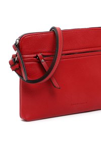 Clutch rossa in pelle con finitura testurizzata, dotata di una chiusura superiore con zip e di una tracolla nera rimovibile. Include una tasca esterna con zip.