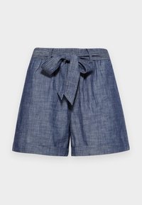 Blå chambraytygshorts med hög elastisk midja och en knytbandsslonka framtill, placerade mot en enfärgad ljus bakgrund.