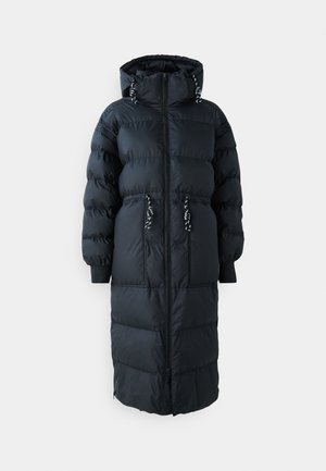 Črna puffer jakna, srednje dolžine, z visokim ovratnikom, zadrgo spredaj, dvema stranskima žepoma in nastavljivima vrvicama na kapuci in pasu.