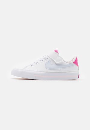 Hvid lavtop sneaker med lyseblå Nike-swoosh, lyserød hæltab og detalje på tungen, hvide snørebånd og en velcrolukning på hvid baggrund.