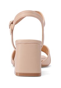 Sandalo con tacco a blocco nudo e cinturino alla caviglia, realizzato in materiale sintetico liscio, con una base del tacco ampia e un design minimalista.