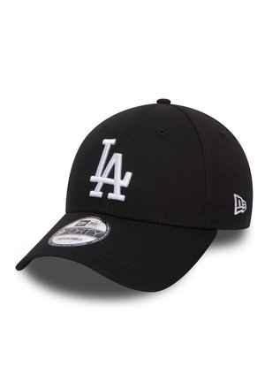 Sort justerbar baseballkasket med hvidt broderet LA-logo foran og New Era-logo på siden, buet skygge og klistermærke på toppen.