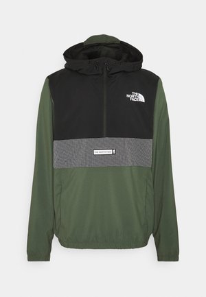 Groen-zwarte jas met capuchon, met een rits aan de voorkant en een grijze geruite horizontale streep met het The North Face-logo op de borst en streep.