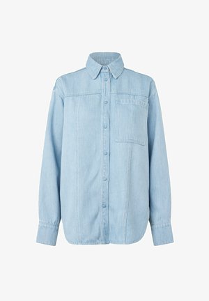 Svijetloplava traper košulja s dugim rukavima, dugmadi sprijeda, šiljastim ovratnikom, jednim džepom na prsima i suptilnim vertikalnim šavovima.