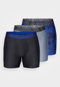 Trois paires de boxers pour hommes : noir, gris et à motifs bleus. Chacun possède une taille élastique avec logo et une coupe ajustée.