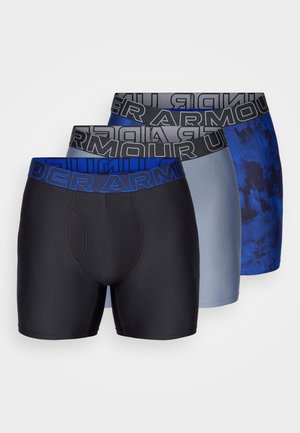 Tre paia di boxer da uomo: nero, grigio e blu a fantasia. Ognuno presenta un elastico con marchio e una vestibilità aderente.