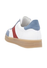 Zapatillas blancas con acentos rojos y azules, suela de goma, parte superior de cuero suave y talón acolchado. Presenta la marca "remonte" en la suela.