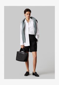 Non sélectionné, black