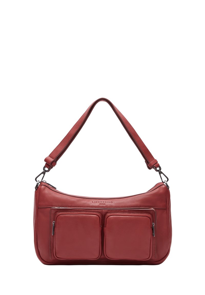 Borsa a spalla in pelle rossa con due tasche frontali con zip, forma curvata e tracolla piatta. Texture liscia, con marchio in rilievo discreto sulla parte anteriore.