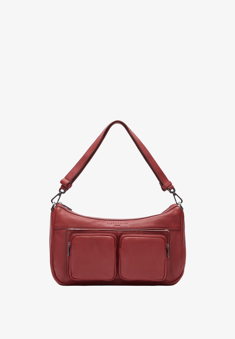 Borsa a spalla in pelle rossa con due tasche frontali con zip, forma curvata e tracolla piatta. Texture liscia, con marchio in rilievo discreto sulla parte anteriore.