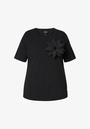 Czarna koszulka z krótkim rękawem wykonana z gładkiego materiału, z teksturowanym akcentem czarnej kwiaty oraz koralikami na lewej piersi.